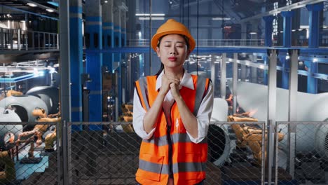 trabajador de una fábrica que reza