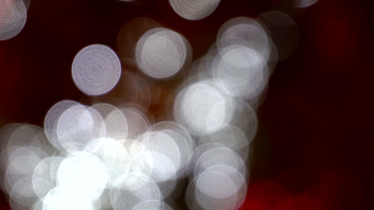 bokeh blanco sobre un fondo rojo
