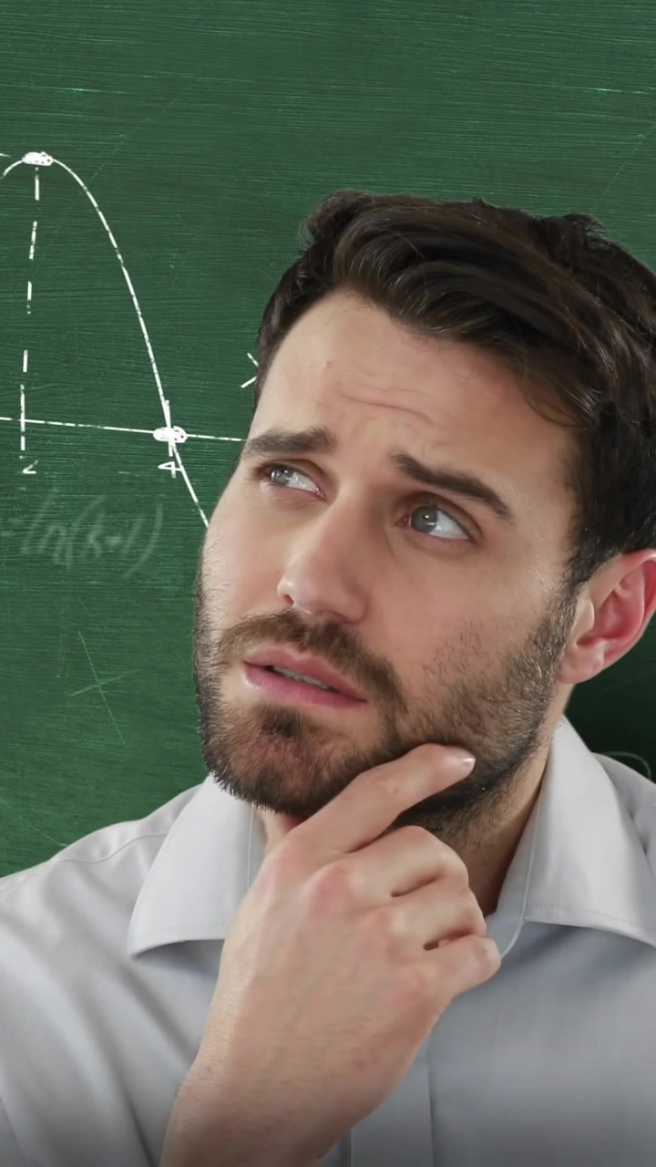 Uomo davanti a calcoli matematici in movimento su lavagna.