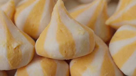 albóndigas de queso chino amarillas y blancas, de primer plano