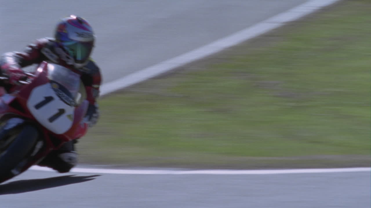 una motocicleta conduce en una pista de circuito