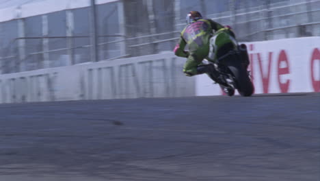 una motocicleta conduce en una pista de circuito