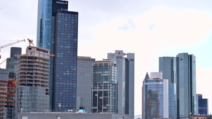 Francoforte, Germania - 13 novembre 2022: vista del progetto del grattacielo Four Frankfurt in città