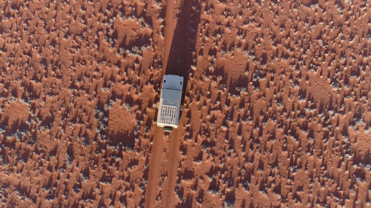 vista aérea de un vehículo de safari conduciendo a través de los famosos círculos de hadas de namibia