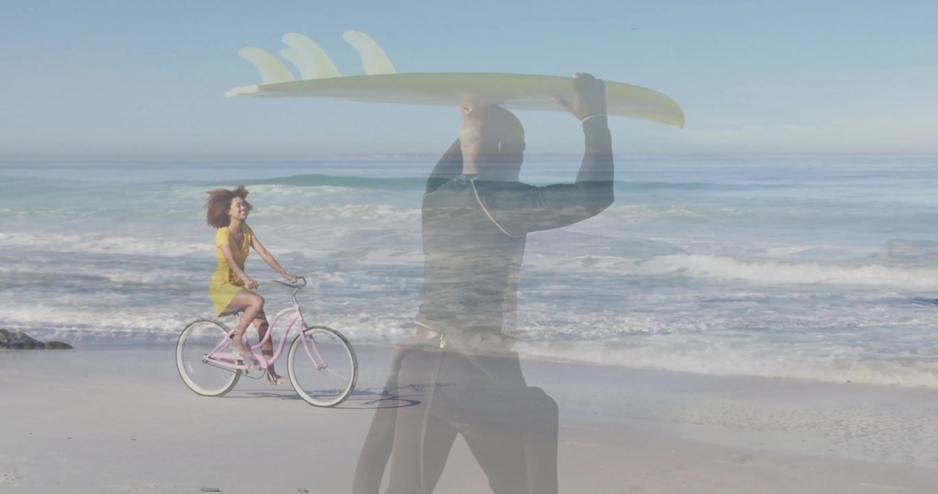 Dubbele belichting van surfer en fietsende vrouw op strand
