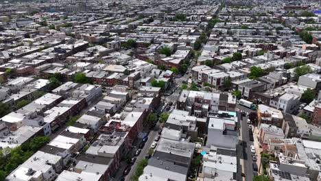 Barrio-Residencial-Densamente-Poblado-En-EE.-UU.,-Que-Muestra-Hileras-De-Casas-En-Hilera,-Calles-Que-Se-Cruzan-Y-Algunos-Espacios-Verdes