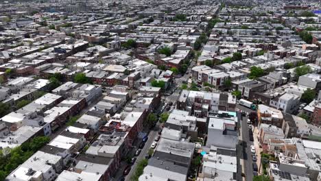 barrio residencial densamente poblado en estados unidos, que muestra filas de casas en fila, calles que se cruzan y algunos espacios verdes