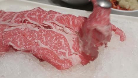 Panning-Nahaufnahme-Von-Rohem-Wagyu-Rindfleisch,-Das-In-Scheiben-Geschnitten-Ist-Und-Bereit-Ist,-Hotpot-Shabu-Zuzubereiten