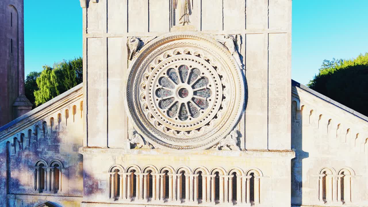 Vista aerea ravvicinata della rosone ornato sulla Chiesa di Santa Maria e San Nicola a Wilton, Wiltshire, Inghilterra. Architettura storica vittoriana della chiesa vicino a Salisbury