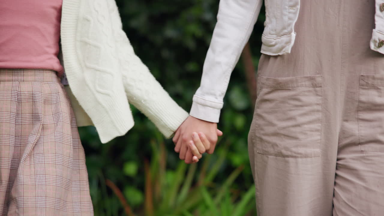 손을 잡은 커플