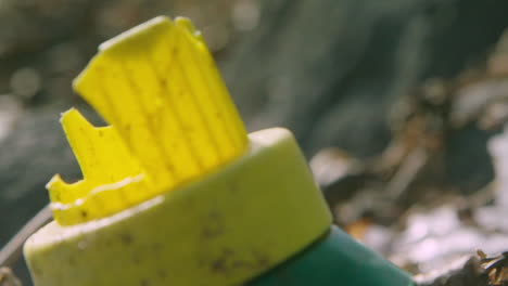 foco tirado de basura plástica a una botella de plástico rota en la playa