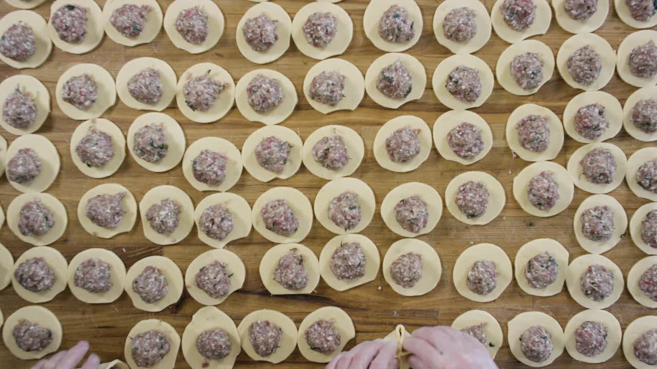 haciendo muchas albóndigas