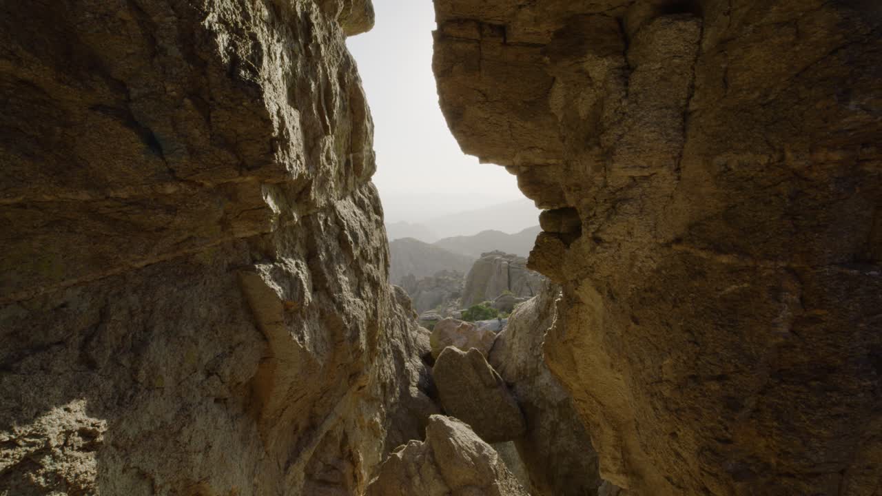 agujero en la pizarra en capas de roca con vistas a la cordillera del valle del cañón
