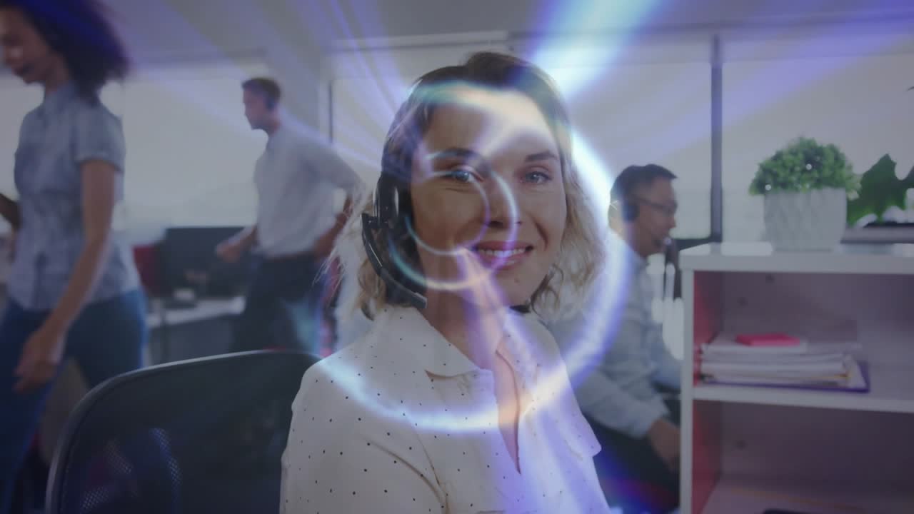 Un'operatrice di call center indossa una cuffia e avvia una chiamata, con sovrapposizioni luminose che incorniciano il viso.