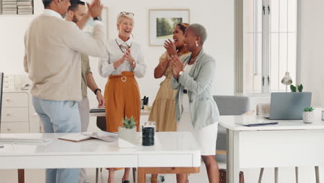 Erfolg,-High-Five-Und-Gewinner-Bei-Geschäftsleuten