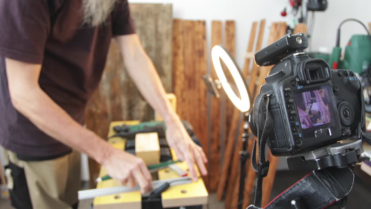 hacer vlogs, trabajar la madera, dibujar líneas de corte en bloques de madera, filmar