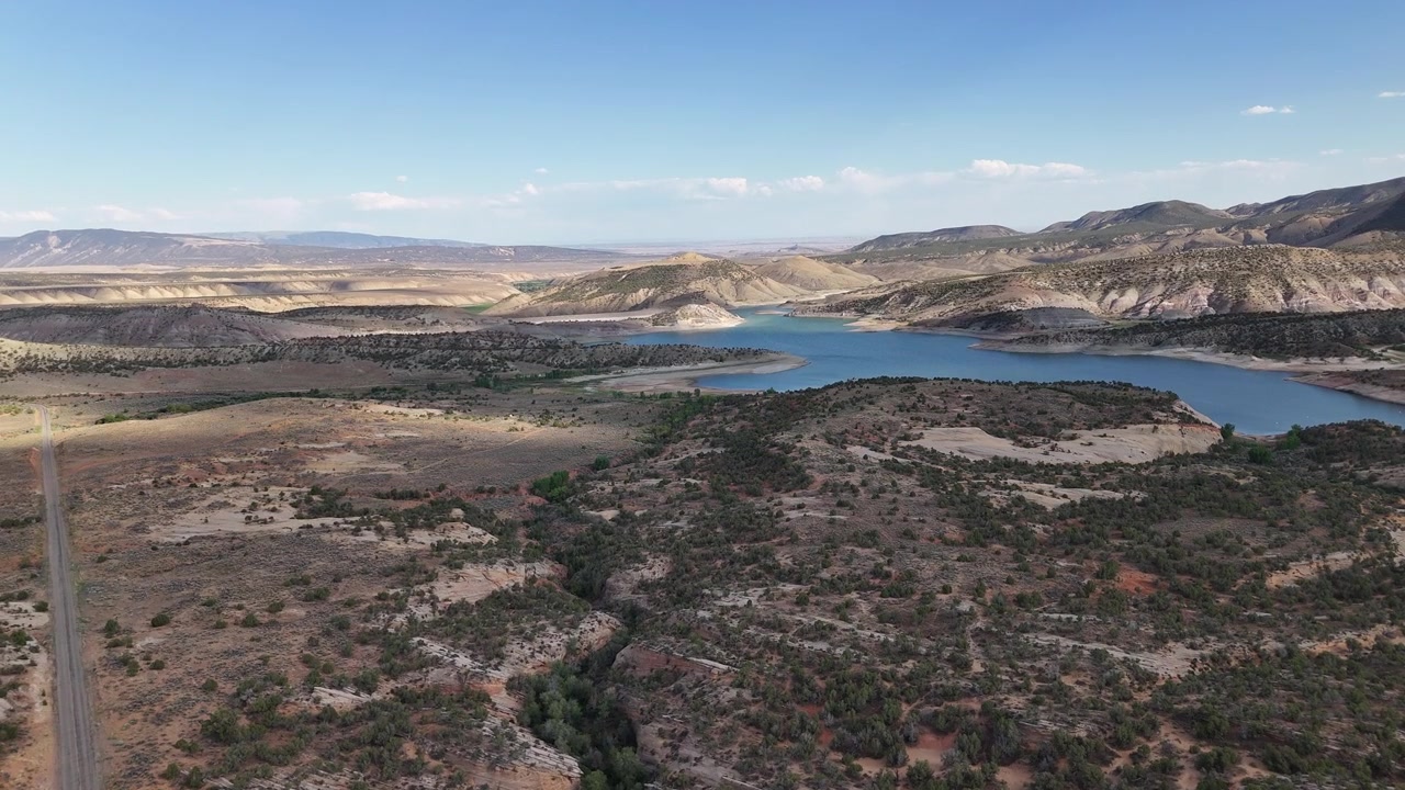 Ripresa con drone del paesaggio del Red Fleet State Park vicino a Vernal, Utah, USA, con bacino idrico e colline di arenaria
