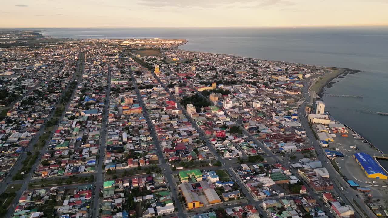 punta arenas, chile, drone aéreo sobre la costa antártica región de magallanes arquitectura de edificios de la ciudad y orilla del mar durante un día soleado