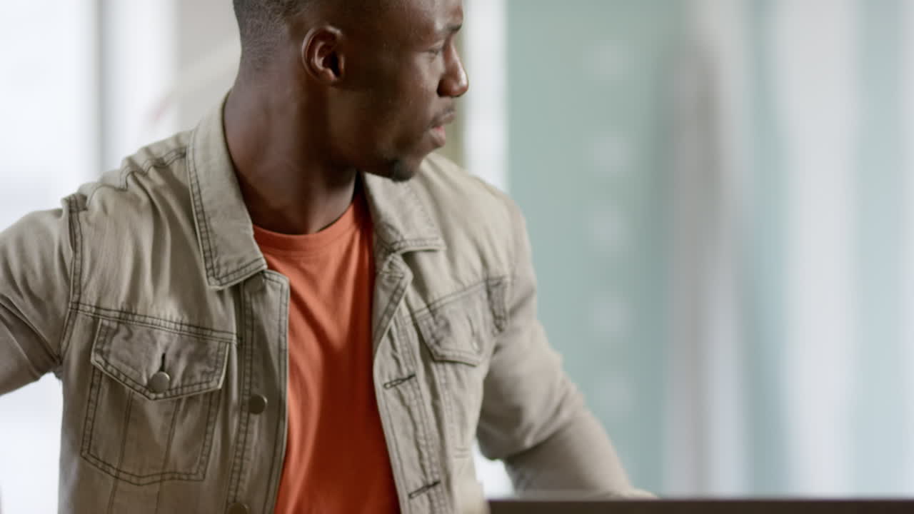 Uomini d'affari diversi e casual che sorridono ed entrano in ufficio, slow motion con spazio per il testo