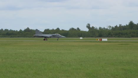 Saab-Jas-39-Gripen-fighter-jet-taxing-on-runway,-Baltic-International-airshow,-handheld-4k-shot