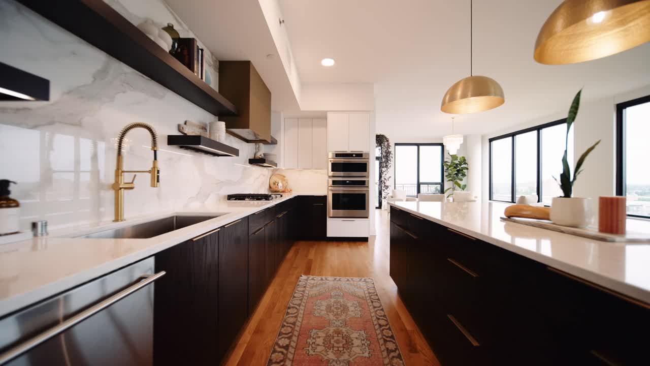 um amplo empurrão em tiro de uma cozinha de luxo em uma casa bonita