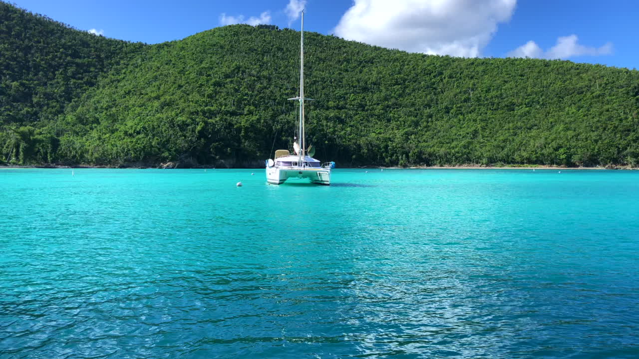 velero en maho bay en st