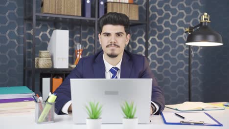 Portrait-of-young-businessman-working-in-the-office.