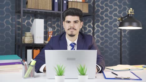 retrato de un joven empresario que trabaja en la oficina.