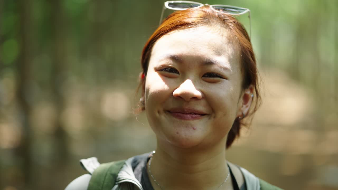 숲에서 산책하는 행복한 여자