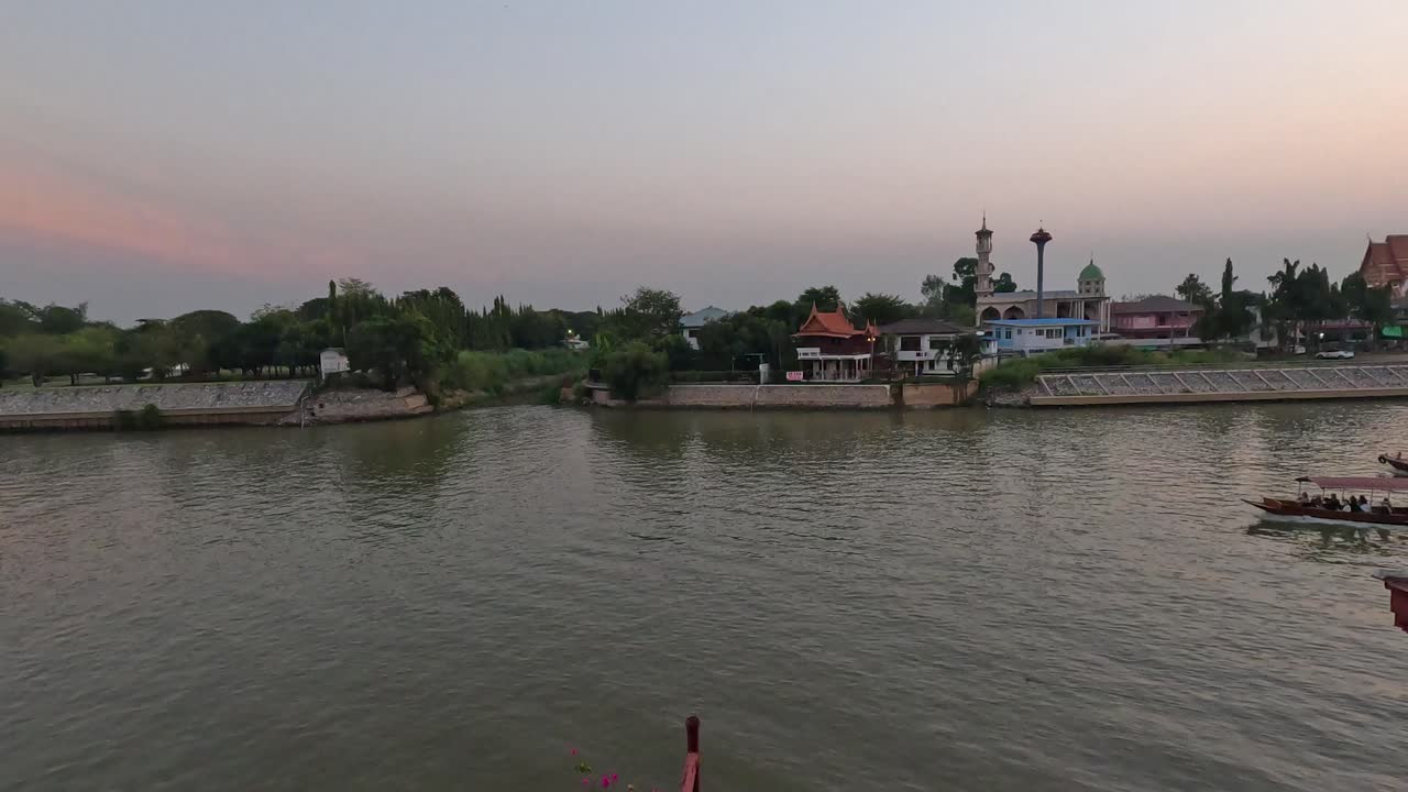 barco navegando a lo largo de un río al atardecer