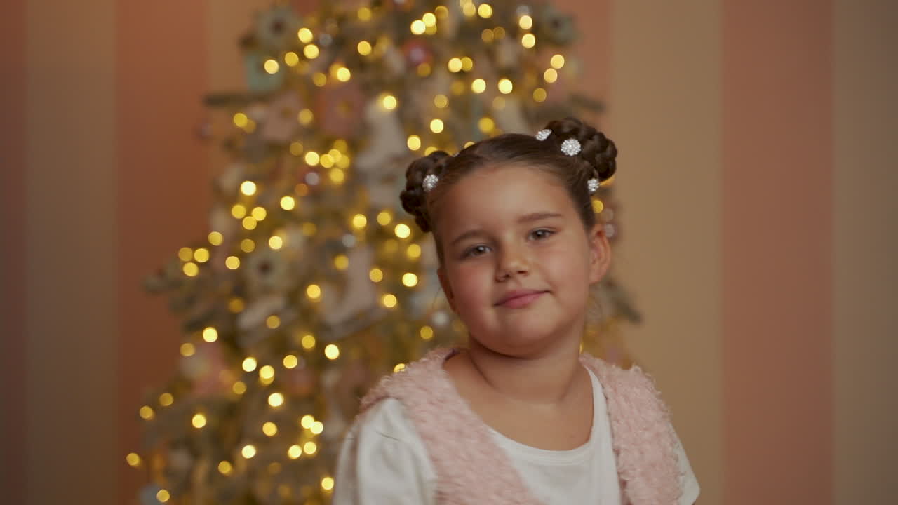 niñita posando y bailando, dando pulgares hacia arriba y mirando a la cámara con espacio para copiar