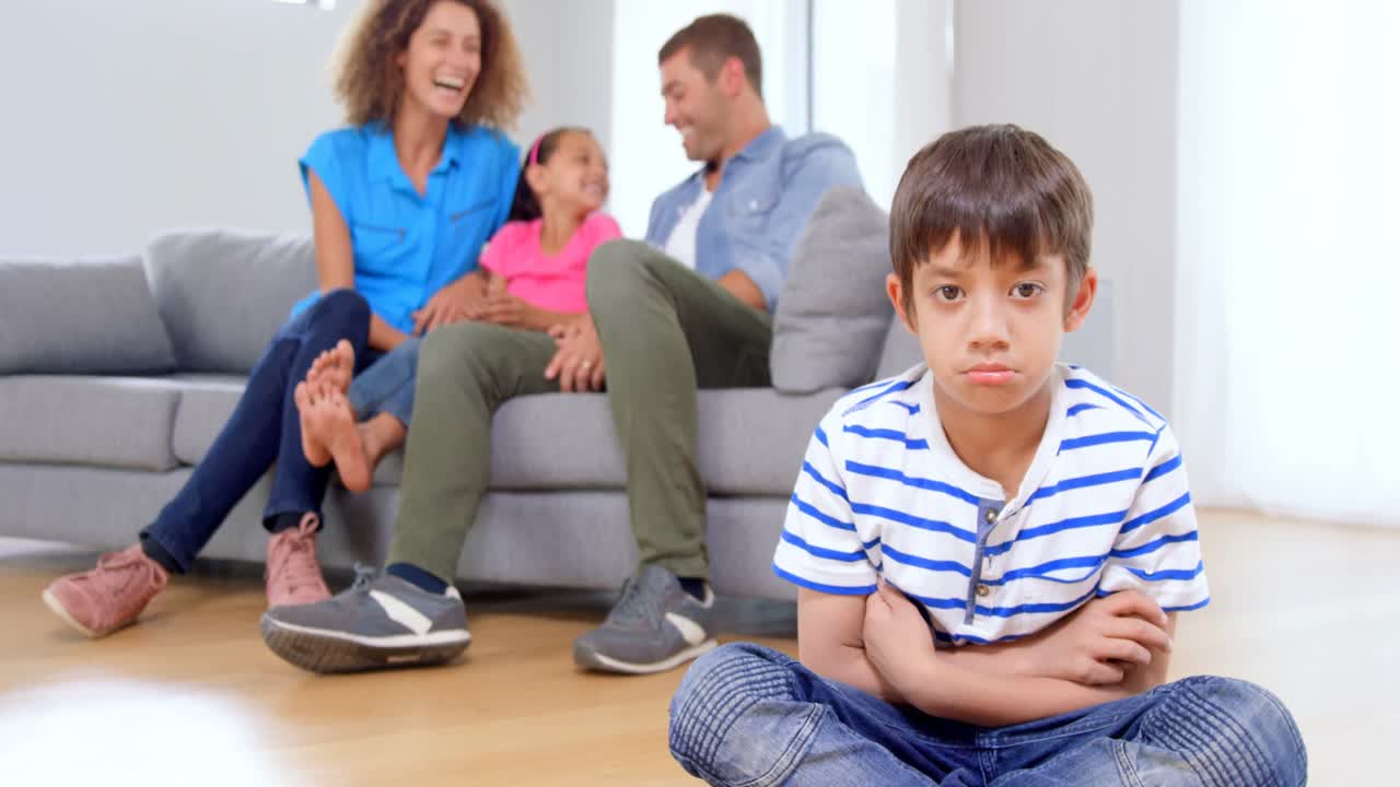 아들이 떨어져 있고 가족이 남아 있습니다.