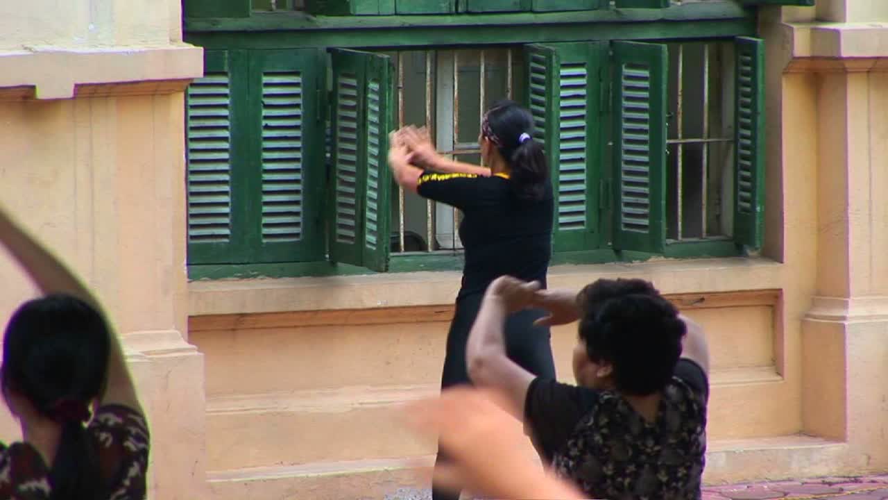 베트남 여성들은 아침에 현대적인 운동을 합니다