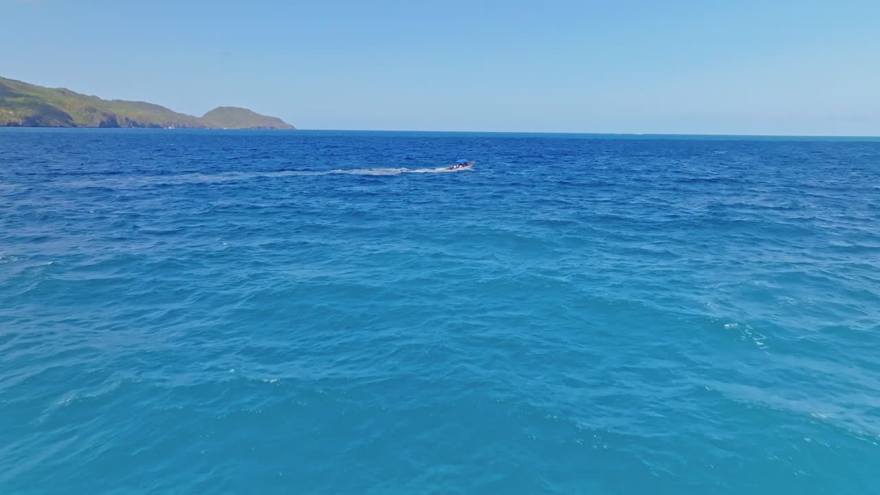 도미니카 공화국 의 사마나 해안 근처 의  ⁇ 은 바다 에서 모터 보트 가 항해 하고 있다