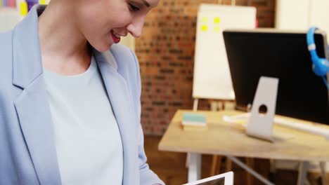 mujer ejecutiva de negocios usando una tableta digital