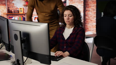 el supervisor de la oficina de puesta en marcha lo está comprobando experto en el uso de inteligencia artificial
