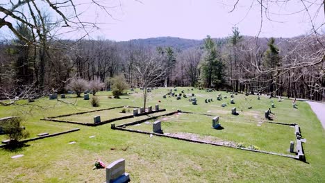 lápidas a través de ramas de árboles aéreas en el cementerio y cementerio de carolina del norte