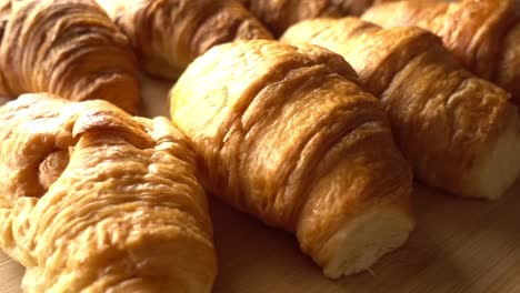 concepto de alimentos para la rotación de croissants