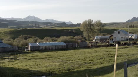 verdes colinas y montañas vistas desde el lado de una carretera rural