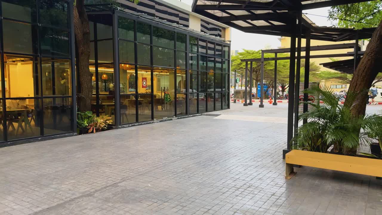 plantas exuberantes y arquitectura moderna en bangkok