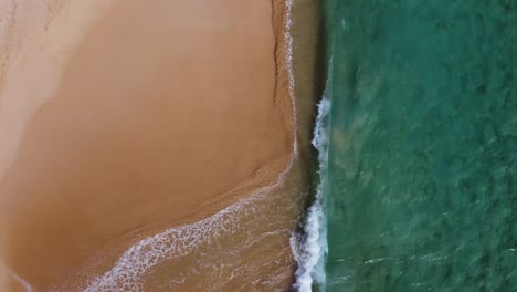 Nahaufnahme-Von-Wasser,-Das-Vom-Himmel-In-Den-Strand-Stürzt