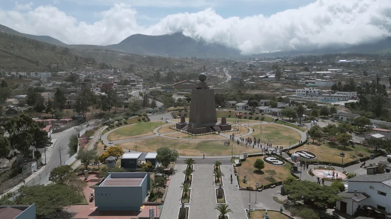 ecuador, quito la estatua ubicada en la latitud 00 00