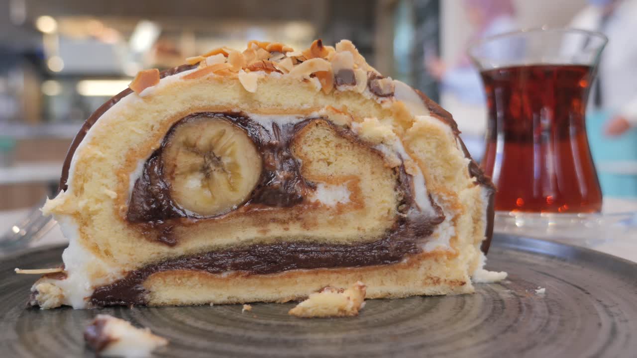 터키 차 와 함께 맛있는 바나나 초콜릿 케이크 한 조각 의 근접