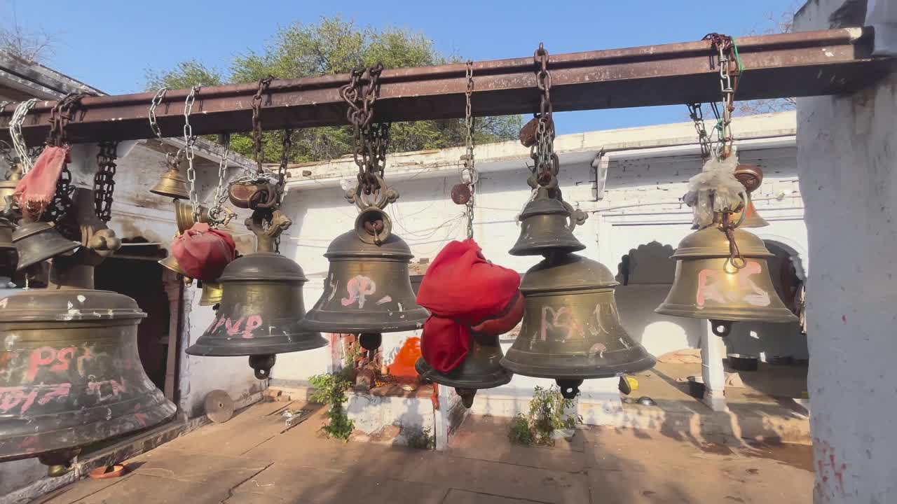 인도 마디아 프라데시 의 고대 힌두교 전통 사원 안 에 매달린 종교적 종 들 의 넓은 사진