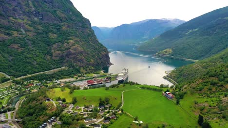 aurlandsfjord, la ciudad de flam al amanecer.