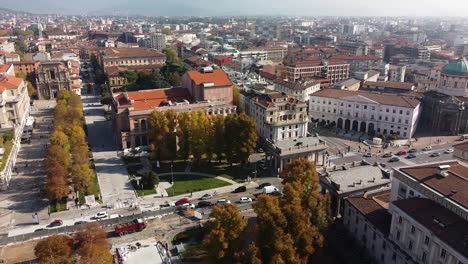 Tejados-De-La-Ciudad-De-Bérgamo-En-Un-Día-Cálido-Y-Soleado,-Vista-Aérea-Lateral