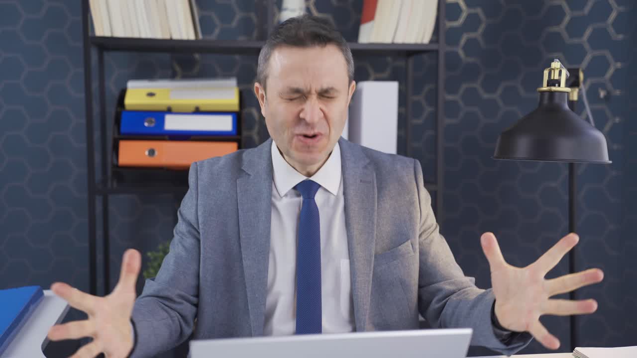 Radosny i energiczny biznesmen cieszy się z dobrych wieści, które otrzymuje w biurze.
