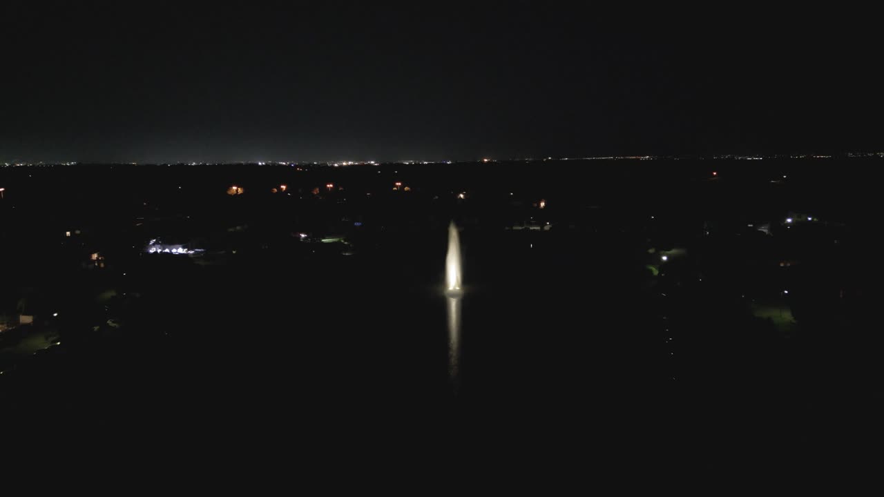 fuente de luz en medio del lago