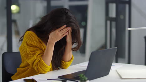 mujer de negocios conmocionada obteniendo malos resultados del proyecto. mujer encontrando errores