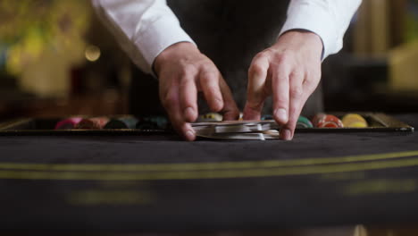crupier barajando cartas de póquer.